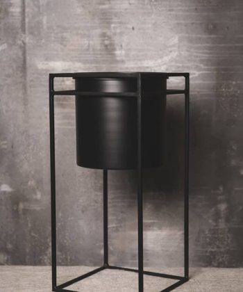 Svartur blómastandur