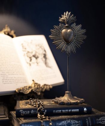 Antík gull hjarta á standi